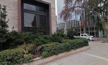 ESTUPENDO LOCAL COMERCIAL / APOQUINDO/ VECINAL