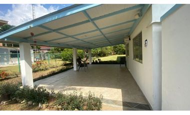 CLAYTON / ESTILO BUNGALAW / 1015 M2 / LINEA BLANCA / REFORMADA
