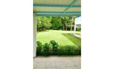 CLAYTON / ESTILO BUNGALAW / 1015 M2 / LINEA BLANCA / REFORMADA
