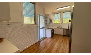 CLAYTON / ESTILO BUNGALAW / 1015 M2 / LINEA BLANCA / REFORMADA