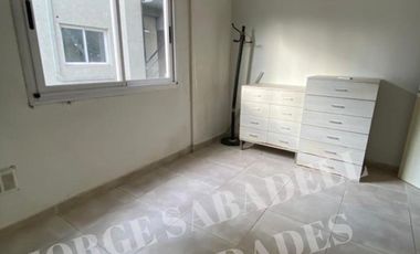 DEPARTAMENTO DOS AMBIENTES PRIMER PISO POR ESCALERA, CON MUEBLES. VILLA LUZURIAGA, EXCELENTE UBICACION, A METROS DE AV ARIETA