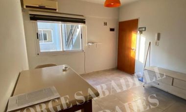 DEPARTAMENTO DOS AMBIENTES PRIMER PISO POR ESCALERA, CON MUEBLES. VILLA LUZURIAGA, EXCELENTE UBICACION, A METROS DE AV ARIETA