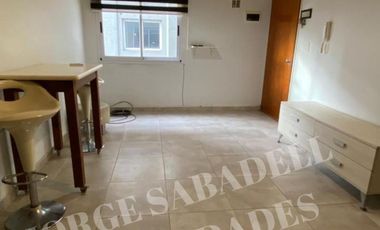 DEPARTAMENTO DOS AMBIENTES PRIMER PISO POR ESCALERA, CON MUEBLES. VILLA LUZURIAGA, EXCELENTE UBICACION, A METROS DE AV ARIETA