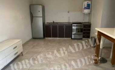 DEPARTAMENTO DOS AMBIENTES PRIMER PISO POR ESCALERA, CON MUEBLES. VILLA LUZURIAGA, EXCELENTE UBICACION, A METROS DE AV ARIETA