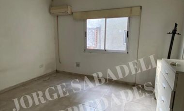 DEPARTAMENTO DOS AMBIENTES PRIMER PISO POR ESCALERA, CON MUEBLES. VILLA LUZURIAGA, EXCELENTE UBICACION, A METROS DE AV ARIETA