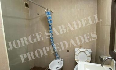 DEPARTAMENTO DOS AMBIENTES PRIMER PISO POR ESCALERA, CON MUEBLES. VILLA LUZURIAGA, EXCELENTE UBICACION, A METROS DE AV ARIETA