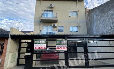 DEPARTAMENTO DOS AMBIENTES PRIMER PISO POR ESCALERA, CON MUEBLES. VILLA LUZURIAGA, EXCELENTE UBICACION, A METROS DE AV ARIETA