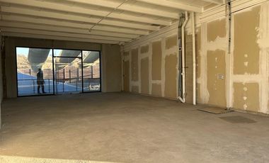 Arriendo local comercial de 117 m2 en Strip Center.