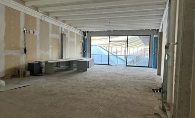 Arriendo local comercial de 117 m2 en Strip Center.
