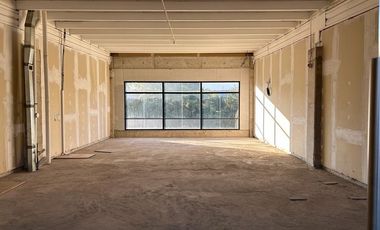 Arriendo local comercial de 117 m2 en Strip Center.