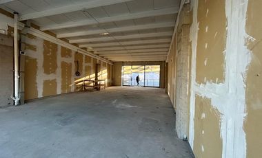 Arriendo local comercial de 117 m2 en Strip Center.