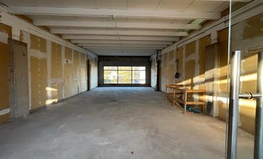 Arriendo local comercial de 117 m2 en Strip Center.