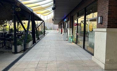 Arriendo local comercial de 117 m2 en Strip Center.