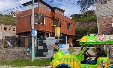 CASA EN VENTA UBICADA EN IBARRA, CON HERMOSA VISTA A LA LAGUNA