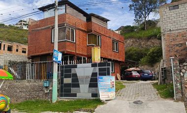 CASA EN VENTA UBICADA EN IBARRA, CON HERMOSA VISTA A LA LAGUNA