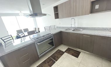 casa en renta toluca, zona aeropuerto, dentro de fraccionamiento con casa club y alberca.