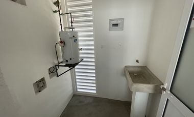 casa en renta toluca, zona aeropuerto, dentro de fraccionamiento con casa club y alberca.