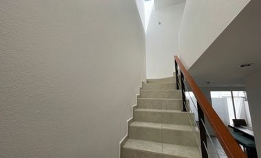 casa en renta toluca, zona aeropuerto, dentro de fraccionamiento con casa club y alberca.