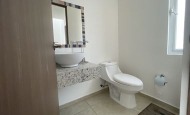 casa en renta toluca, zona aeropuerto, dentro de fraccionamiento con casa club y alberca.