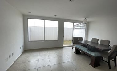 casa en renta toluca, zona aeropuerto, dentro de fraccionamiento con casa club y alberca.
