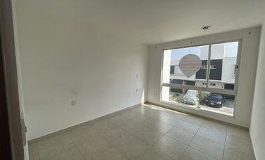 casa en renta toluca, zona aeropuerto, dentro de fraccionamiento con casa club y alberca.