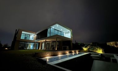 Casa al lago en el  Barrio Costas, Puertos / Escobar