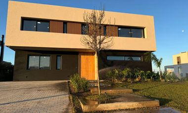 Casa al lago en el  Barrio Costas, Puertos / Escobar