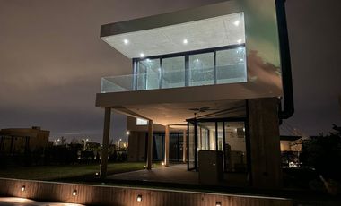 Casa al lago en el  Barrio Costas, Puertos / Escobar