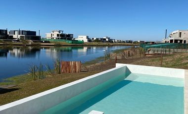 Casa al lago en el  Barrio Costas, Puertos / Escobar