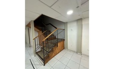 Amplio local en primer piso y dos niveles para oficinas en ARRIENDO