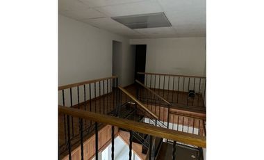 Amplio local en primer piso y dos niveles para oficinas en ARRIENDO