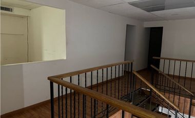 Amplio local en primer piso y dos niveles para oficinas en ARRIENDO