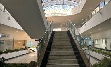 Amplio local en primer piso y dos niveles para oficinas en ARRIENDO
