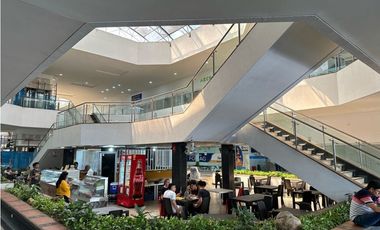 Amplio local en primer piso y dos niveles para oficinas en ARRIENDO