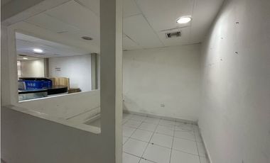 Amplio local en primer piso y dos niveles para oficinas en ARRIENDO