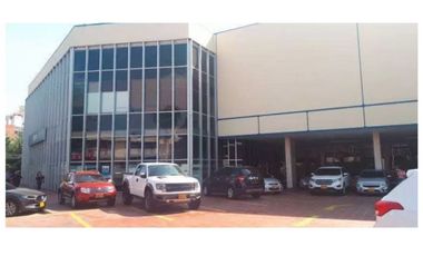 Amplio local en primer piso y dos niveles para oficinas en ARRIENDO