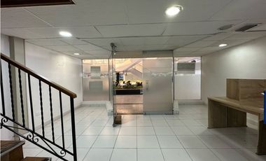 Amplio local en primer piso y dos niveles para oficinas en ARRIENDO