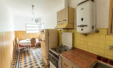 VENTA CASA 3 AMBIENTES CON FONDO REMEDIOS ESCALADA