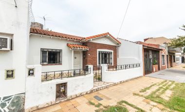 VENTA CASA 3 AMBIENTES CON FONDO REMEDIOS ESCALADA