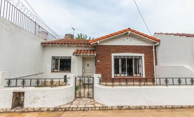 VENTA CASA 3 AMBIENTES CON FONDO REMEDIOS ESCALADA