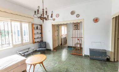 VENTA CASA 3 AMBIENTES CON FONDO REMEDIOS ESCALADA