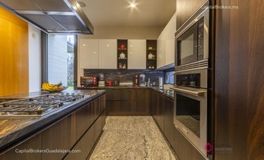 Espectacular Casa de Lujo con Alberca en Bugambilias en Venta