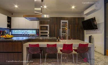 Espectacular Casa de Lujo con Alberca en Bugambilias en Venta