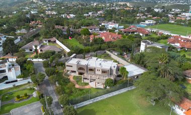 I3 CASA DE LUJO DE VENTA EN CUMBAYA