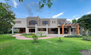I3 CASA DE LUJO DE VENTA EN CUMBAYA