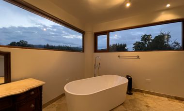 I3 CASA DE LUJO DE VENTA EN CUMBAYA