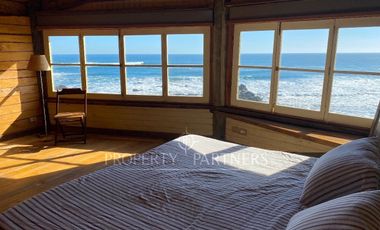 Pichilemu, Original Casa en Primera Línea en Playa Infiernillo