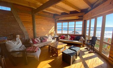 Pichilemu, Original Casa en Primera Línea en Playa Infiernillo