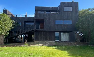 Pichilemu, Gran Casa en Punta de Lobos