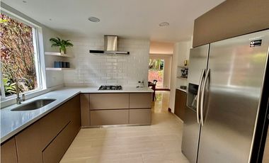 Casa de dos niveles en venta en El Poblado sector San Lucas